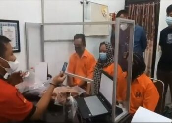 SUSPEK yang merancang dan melakukan serangan asid ditahan untuk soal siasat. - AGENSI