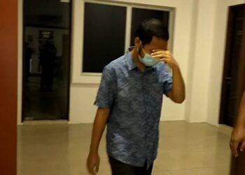 MOHAMMAD Syafiq Iqbal Mohammad Helmi mengaku tidak bersalah menggunakan Facebook untuk memulakan penghantaran komunikasi jelik di Mahkamah Sesyen Shah Alam, Selangor hari ini. - UTUSAN / NORHAYATI YAHAYA