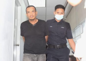 MOHD. Shariman Zul Kapri yang didakwa memecahkan cermin pintu depan rumah bekas isterinya Selasa lalu ketika di Mahkamah Majistret Ipoh hari ini. - UTUSAN/MUHAMAD NAZREEN SYAH MUSTHAFA