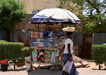 SEORANG wanita berjalan melepasi gerai jalanan di N'djema, Chad., Negara itu kini kucar-kacir ekoran kematian mengejut pemimpin veterannya. - AFP