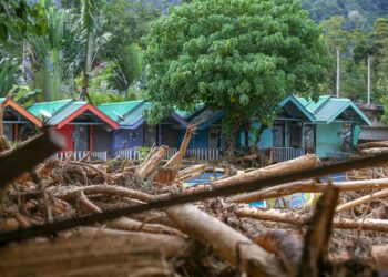 SALAH sebuah chalet yang mengalami kerosakan teruk selepas dihentam bongkah batu dan kayu balak dalam kejadian kepala air di Gunung Jerai, Yan pada 18 Ogos lalu. - UTUSAN/SHAHIR NOORDIN