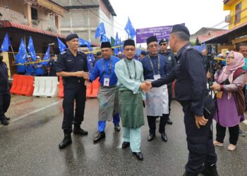 CHE Abdullah Mat Nawi yang bertanding atas tiket BN semasa hadir ke Proses Penamaan Calon di Dewan Majlis Daerah Tumpat, Kelantan.