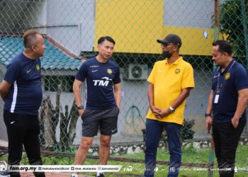 PENGENDALI Harimau Malaya Tan Cheng HOE ketika sesi latihan pertama di Wisma FAM, semalam.- IHSAN Facebook FAM