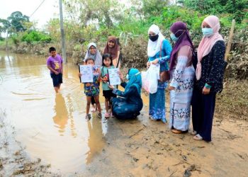 SALMIAH Abdul Manan  berserta beberapa guru SK Kampung Acheh di Pekan turun padang bertemu murid-murid baharu untuk memberi  tunjuk ajar modul PdPR di  kampung berkenaan, kelmarin. – UTUSAN/SHAIKH AHMAD RAZIF