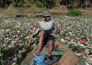 SEORANG lelaki mengayuh sampan mengutip plastik kitar semula di Sungai Citarum yang tercemar di Bandung, Indonesia. Sungai Citarum merupakan antara sungai tercemar di dunia. – AFP