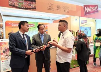 MOHD. JAZRI IKMAL HIJAZ menerangkan mengenai produk di bawah jenama Mahsuri Food kepada Abdul Halim Hussain dan Fazil Irwan Som di reruai Mahsuri Food sempena persidangan PIHEC 2022 di Spice, Bayan Baru, Pulau Pinang semalam.