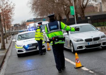 SEMUA pergerakan tidak penting dilarang di United Kingdom dan orang ramai digesa untuk kekal berada di rumah masing-masing. -AGENSI