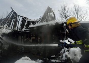 ANGGOTA bomba memadam kebakaran di kawasan kediaman yang musnah dijilat api di daerah Boulder dan Denver, Colorado.-AFP