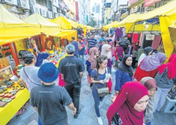 TERDAPAT banyak kes orang ramai tidak lagi menjaga jarak fizikal sekurang-kurangnya satu meter. –GAMBAR HIASAN/UTUSAN