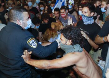 PENUNJUK perasaan bertempur dengan polis ketika demonstrasi di Tel Aviv. - AFP