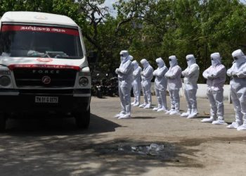 SUKARELAWAN memakai sut perlindungan diri (PPE) ketika menunaikan solat jenazah pesakit Covid-19 di Chennai, India.– AFP