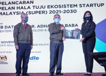 ADHAM Baba (tengah) dan Rafiza Ghazali menunjukkan Pelan Hala Tuju Ekosistem Startup Malaysia 2021-2030 yang dilancarkan di Kuala Lumpur, semalam. – UTUSAN/FAIZ ALIF AHMAD ZUBIR