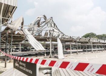 KEADAAN bumbung tapak letak kenderaan Giant Shah Alam yang rosak akibat hujan lebat dan angin kencang di Seksyen 13, Shah Alam, Selangor. - UTUSAN/AFIQ RAZALI