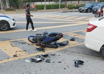 KEADAAN motosikal yang dirempuh kereta jenis Perodua Bezza dalam kejadian di Cyberjaya kelmarin.