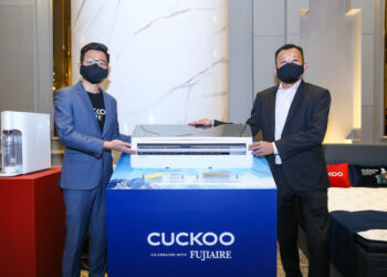 KC Hoe (kiri) dan Pengarah Urusan Fujiaire Global Sdn. Bhd., Wong See Wei melancarkan Penyaman Udara Pintar Inverter CUCKOO Vita-S yang mewujudkan persekitaran udara dalaman yang menyejukkan dan menggalakkan kehidupan yang lebih sihat.