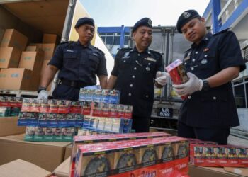 PENINGKATAN rampasan rokok seludup oleh pihak berkuasa tidak boleh dijadikan alasan oleh pihak tertentu untuk mencadangkan pengurangan cukai tembakau bagi mengatasi rokok seludup. – GAMBAR HIASAN