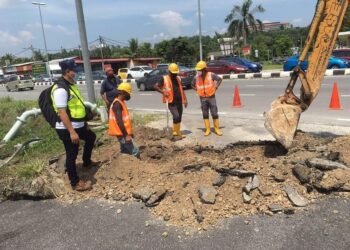 SEBUAH bengkel kenderaan di Rawang, Selangor diserbu kerana 'mencuri' bekalan air bersih milik AIS. - IHSAN SPAN