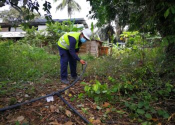 SALAH seorang pekerja Syarikat Air Negeri Sembilan (SAINS) menunjukkan penyambungan paip secara haram ke sebuah kilang kayu di Batu Kikir dekat sini, hari ini.-UTUSAN/ZAKKINA WATI AHMAD TARMIZI