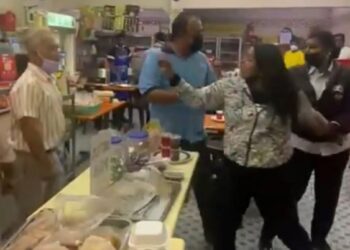 TANGKAP layar video dua individu bertengkar di  sebuah restoran yang tular dalam media sosial.