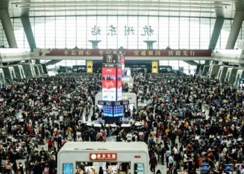 PARA penumpang membanjiri stesen tren sempena cuti Hari Kebangsaan China di wilayah Hangzhou pada September tahun lalu. - AFP