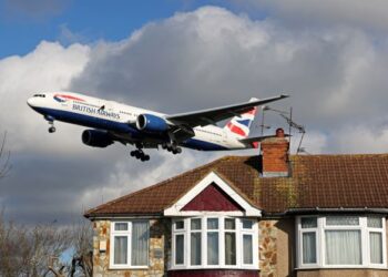 PESAWAT British Airways model Boeing 777-25 bersiap sedia melakukan pendaratan di Lapangan Terbang Heathrow di London, Britain. - AFP