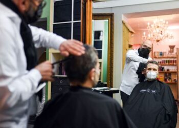 SEJUMLAH salon rambut akan dibuka sehingga 18 jam sehari apabila sekatan Covid-19 dilonggarkan di United Kingdom. - AFP