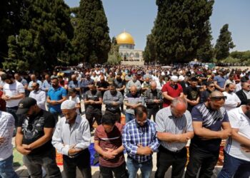 PENDUDUK Palestin menunaikan solat Jumaat di luar bangunan Masjid al-Aqsa di Baitulmuqaddis pada 23 April lalu. - AFP