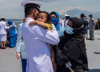 SEMUA anak kru kapal selam KRI Nanggala-402 akan menerima biasiswa pendidikan penuh dari kerajaan Indonesia. - AFP