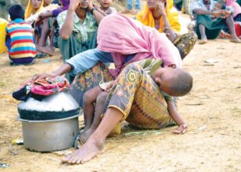 SEORANG wanita Rohingya tertidur bersama cucunya selepas merentasi sempadan Myanmar di kem pelarian Kutupalong di Bangladesh pada Ogos 2017. - AFP