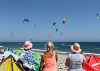 PENGUNJUNG melihat sejumlah layang-layang yang menyertai pertandingan King of Kite di Mazotos, Cyprus. - AFP