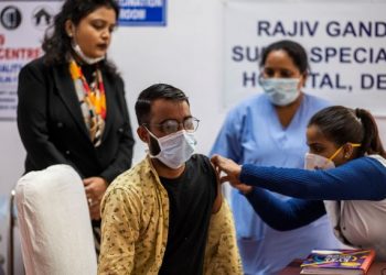 SEORANG petugas perubatan menerima suntikan vaksin Covid-19 di Rajiv Gandhi Super Speciality Hospital di New Delhi. - AFP