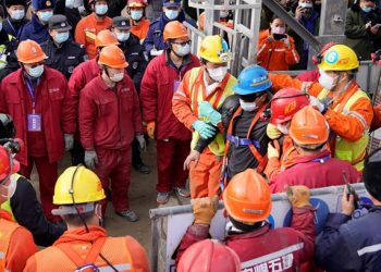 SEORANG daripada pelombong yang berjaya dikeluarkan di kawasan perlombongan di timur Shandong, China. - AFP