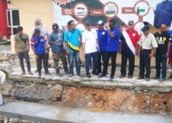 D. KAJENDRAN (tujuh dari kanan) bersama penduduk setempat meninjau parit yang terjejas akibat projek pemaju lebuh raya di Kampung Sungai Kandis, Shah Alam. - FOTO/AFIQ RAZALI