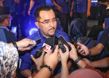 ASYRAF Wajdi Dasuki ditemui pemberita pada pengumuman calon PRU15 Barisan Nasional Perak di Ipoh hari ini. - UTUSAN/MUHAMAD NAZREEN SYAH MUSTHAFA