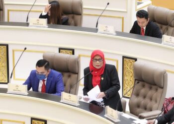 KALSOM Nordin menjawab soalan pada sesi pertanyaan-pertanyaan untuk jawab lisan hari kedua Sidang DUN Melaka di Seri Negeri, Ayer Keroh, Melaka. - UTUSAN/RASUL AZLI SAMAD