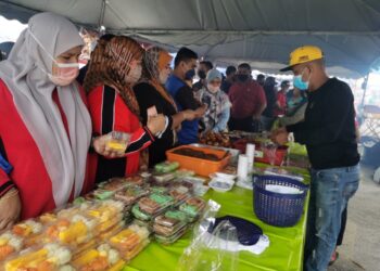 SEBAHAGIAN kuih tradisi Kelantan yang dijual Abdul Rahman Ab. Aziz di bazar Ramadan Stadium Sultan Muhammad IV di Kota Bharu. - UTUSAN/ROSALWANI CHE SOH