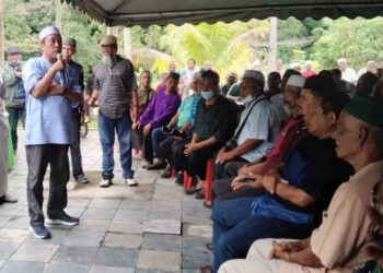 Khlir Mohd. Nor semasa berucap ketika
mengadakan pertemuan dengan kira-kira 500 veteran tentera di rumahnya di Kampung Kubang Kiat, Kadok, Kota Bharu, Kelantan hari ini. - UTUSAN/ROHANA MOHD NAWI.