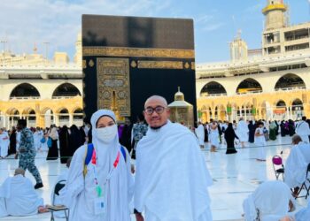 UMI Kalthum (kiri) bersama suami, Wan Izzuddin bin Wan Zaidi (kanan) bergambar selepas menunaikan umrah sunat dan solat dhuha berhampiran Baitullah - IHSAN UMi KALTHUM