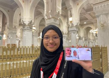 Nur Safiyyah menunjukkan panggilan video yang dibuat bersama ibu bapanya untuk mengetahui keputusan SPM 2022 di Masjidilharam, Mekah semalam.