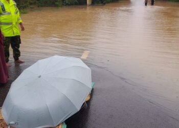 Jenazah Rosli Roslan yang meninggal dunia selepas tergelincir ke dalam air banjir dalam kejadian di  Felda Sungai Kelamah, Tampin pagi tadi.-UTUSAN/NOR AINNA HAMZAH.