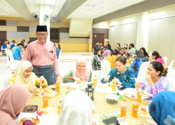 MOHD. Sazili Shahibi bertanya khabar kepada sebahagian daripada 220 mahasiwa yang tidak pulang ke kampung pada Hari Raya Aidilfitri dalam satu majlis sambutan perayaan itu di UiTM Shah Alam, Selangor.