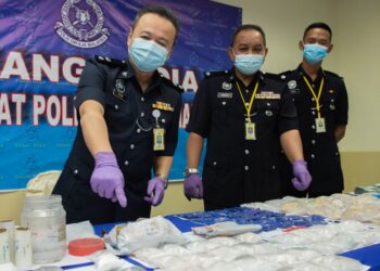 TIUM Ming Kung (kiri) menunjukkan pelbagai jenis dadah yang dirampas dalam sidang akhbar di IPD Marang, Terengganu, hari ini. - PUQTRA HAIRRY ROSLI