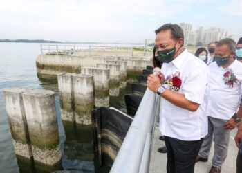 HASNI Mohammad meninjau Sistem Perparitan Utama Bagi Kawalan Banjir di Lido Waterfront Boulevard, berhampiran Teluk Danga di Johor Bahru, Johor.