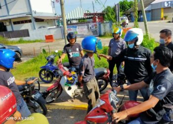 SEPASUKAN anggota polis Daerah SPU bersama-sama AADK dalam operasi Op Tapis Khas di Kepala Batas, Pulau Pinang hari ini.