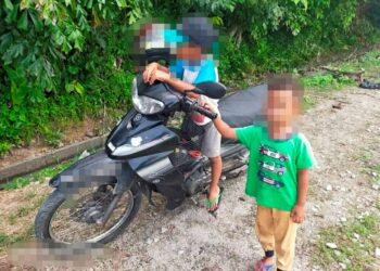 DUA beradik lelaki  berusia sembilan dan tujuh tahun ditinggalkan bapa mereka di kawasan semak di Permatang Pauh selepas lokasi menghisap dadah itu diserbu Agensi Anti Dadah Kebangsaan (AADK) Pulau Pinang, semalam.