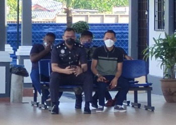 MUHAMMAD Nur Amirul Mohd. Sharif (kanan) mengaku bersalah di Mahkamah Majistret Rembau atas pertuduhan memiliki cecair vape mengandungi dadah dalam serbuan di Felda Jelai 3, Tampin, pada bulan Mac lalu. - UTUSAN/NOR AINNA HAMZAH