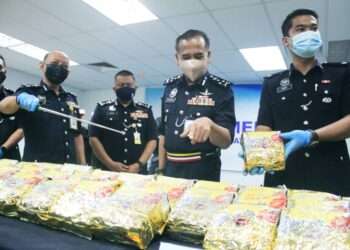 RAZARUDIN Husain (tengah) menunjukkan dadah yang dirampas dalam dua serbuan berasingan di Bukit Mertajam bermula Isnin lalu dalam sidang ahkbar di ibu pejabat polis Seberang Perai Tengah (SPT), Pulau Pinang. UTSAN/MUHAMMAD FIRDAUS AMRAN