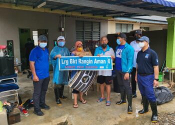 MOHD. SHAHAR Abdullah (dua dari kanan) mengiringi Adham Baba (dua dari kiri) menyampaikan bantuan mangsa banjir di Perumahan Awam Kos Rendah (PAKR) Bukit Rangin di Kuantan, Pahang.