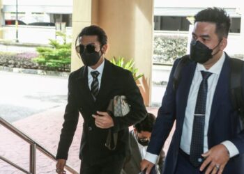 SYED Shah Iqmal Syed Mohammad Shaiful  (kiri) hadir di Mahkamah Petaling Jaya hari ini bagi perbicaraan pertuduhan yang dihadapinya. - UTUSAN/AFIQ RAZALI