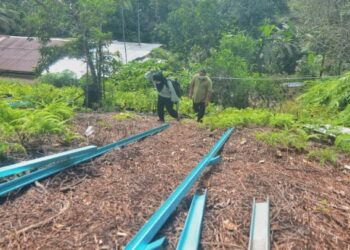 NURLIEDA Khaleeda Mohd. Azmi ditemani bapanya, Mohd. Azmi Ahmad mendaki bukit belakang rumahnya ke kawasan kanopi yang dibina bapanya untuk menjalani ujian dan pembelajaran secara dalam talian di Kampung Bukit Petai 7 Gual Ipoh, Tanah Merah.